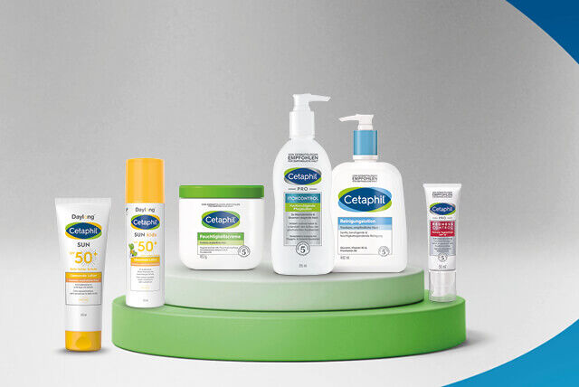 Stellvertretend für alle Cetaphil Produkte steht eine Auswahl an Cetaphil Produkten auf einem Podest.